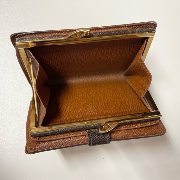 VINTAGE LOUIS VUITTON CLASSIC MONOGRAM KISS LOCK WALLET - Picture 7 of 16